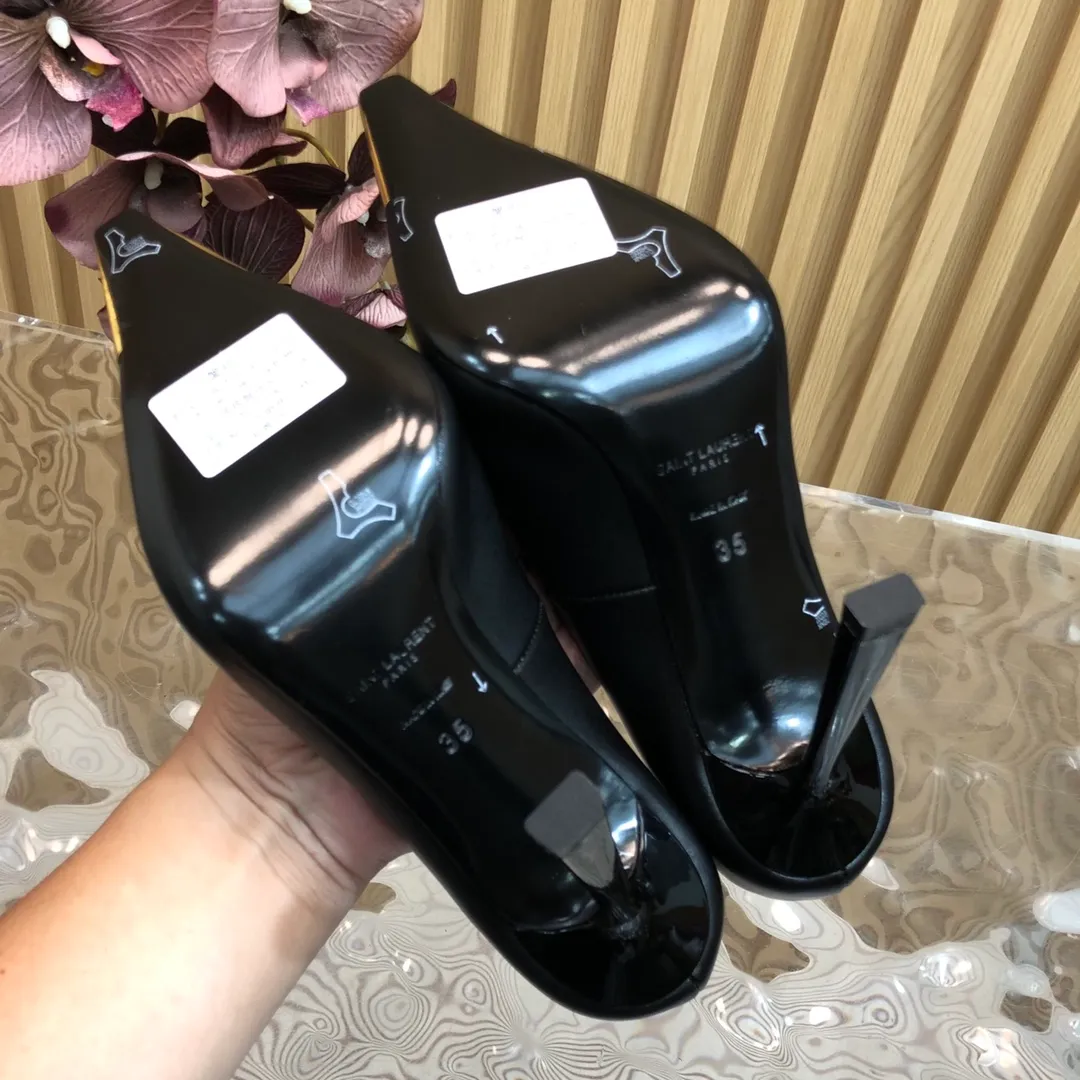 👟👟Ex-factory price 600👟👟 Top-quality Saint Laurent/Yves Saint Laurent Lee metal buckle single shoes. YSL sister's beautiful high heels are the same style as Saint Laurent Rose. The small square toe. The high-heeled shoes are very good at modifying the foot shape. The luxurious metal chain. In recent years, SL👟👟The ex-factory price is that women are becoming more and more understanding of high-heeled shoes. The embarrassing design impression of waterproof platform models has been eliminated. YSL's beautiful high-heeled shoes Upper: Imported patent leather/cowhide Sole: Genuine leather outsole Heel height: 11cm Size 35-39 (40, 41 customized, non-refundable and non-exchangeable)